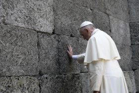 Papst Franziskus betet in Auschwitz für Gottes Vergebung