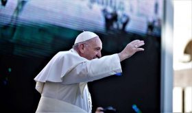 Papst betet mit Charismatischer Erneuerung im Circus Maximus zur 50-Jahr-Feier