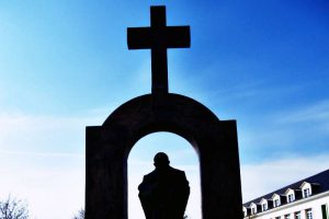 Internationale Kritik nach französischem Kreuzverbot an öffentlichem Platz
