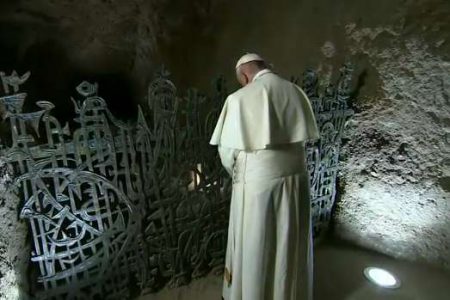 Papst Franziskus betet in den Ardeatinischen Höhlen