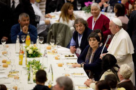 Ein Mittagessen mit den Armen: Papst Franziskus speist mit 1500 Gästen
