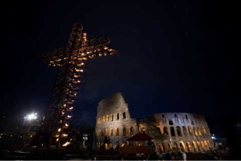 Papst bittet Gott um Gnade der Scham bei Kreuzweg-Andacht am Kolosseum