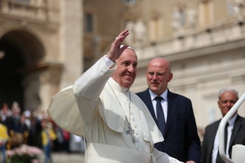 Eine Ordensfrau und Pflegerin hat mir das Leben gerettet, erzählt Papst Franziskus